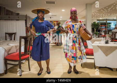 Donne Guianese mostra abiti tradizionali, Guyana, Cayenne, Francia Foto Stock