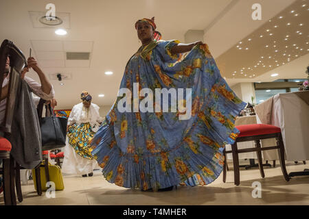 Donne Guianese mostra abiti tradizionali, Guyana, Cayenne, Francia Foto Stock