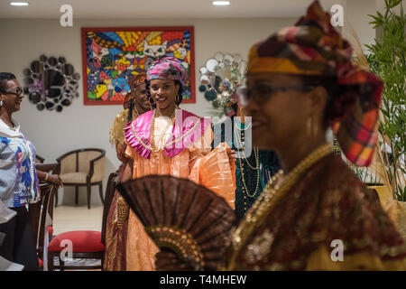 Donne Guianese mostra abiti tradizionali, Guyana, Cayenne, Francia Foto Stock