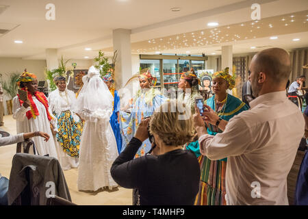 Donne Guianese mostra abiti tradizionali, Guyana, Cayenne, Francia Foto Stock