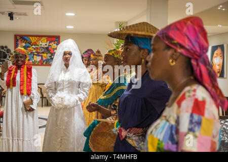 Donne Guianese mostra abiti tradizionali, Guyana, Cayenne, Francia Foto Stock