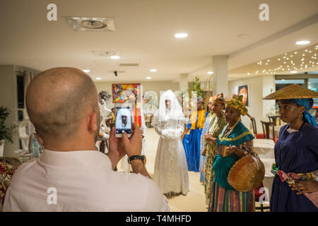 Donne Guianese mostra abiti tradizionali, Guyana, Cayenne, Francia Foto Stock