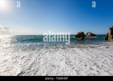 Marina del Mediterraneo, mare blu, rocce sulla costa, giorno d'estate. Spiaggia calabrese, vicino a Tropea Foto Stock