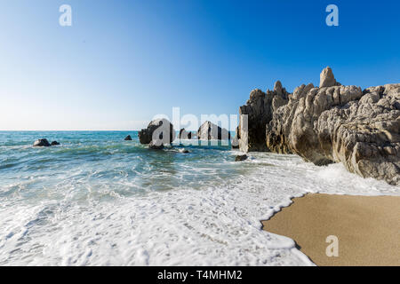 Marina del Mediterraneo, mare blu, rocce sulla costa, giorno d'estate. Spiaggia calabrese, vicino a Tropea Foto Stock