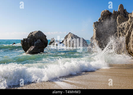 Marina del Mediterraneo, mare blu, rocce sulla costa, giorno d'estate. Spiaggia calabrese, vicino a Tropea Foto Stock