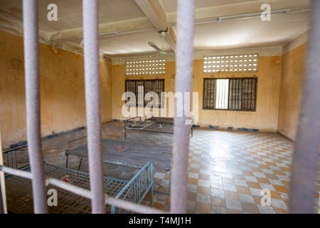 Museo del Genocidio Tuol Sleng (S-21 prigione di sicurezza) ospitato in un ex scuola superiore, Phnom Penh, Cambogia, Asia sud-orientale, Asia Foto Stock