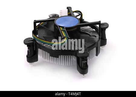 La ventola e il radiatore in alluminio per il raffreddamento del processore del computer, sistema di raffreddamento, isolato su sfondo bianco Foto Stock