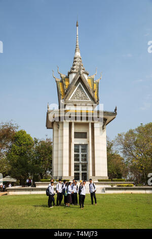 I ragazzi della scuola media locale presso il Memorial Stupa dei campi di sterminio di Choeung Ek, Phnom Penh, Cambogia, Asia sud-orientale, Asia Foto Stock