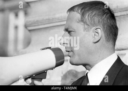 Avvocato Heinrich Hannover parla durante un megafono dopo la pronuncia della sentenza contro Daniel Cohn-Bendit. Alla sua destra il presidente SDS Karl-Dietrich Wolff, per l'estrema destra leader degli studenti Hans-Jürgen Krahl. Il socialista tedesco Student Union (SDS) tiene un teach-in in occasione del processo contro il leader degli studenti Daniel Cohn-Bendit il 27 settembre 1968 a Frankfurt am Main. | Utilizzo di tutto il mondo Foto Stock