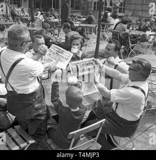 Jubilations al momento dell'annuncio di Monaco di Baviera si terrà le olimpiadi estive nel 1972 presso un giardino della birra a Monaco di Baviera, Germania) il 27 aprile 1966. | Utilizzo di tutto il mondo Foto Stock