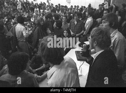 Il Teach-in è il momento clou dei tre giorni di sciopero degli studenti di Stoccarda contro il numerus Clausu presso l'Università di Stoccarda il 17 aprile 1970. | Utilizzo di tutto il mondo Foto Stock