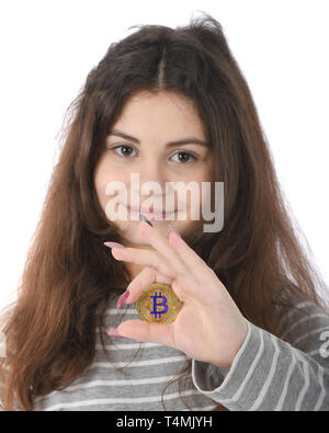 Pretty Girl holding nuovo golden cryptocurrency bitcoin in mani su sfondo bianco Foto Stock