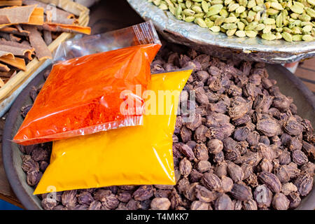 Tradizionali di spezie e frutta secca nel bazar locale in India Foto Stock