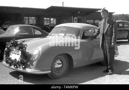 Imprenditore Ferdinando "Ferry' Porsche, figlio del costruttore automobilistico Ferdinand Porsche, sorge su 28.08.1951 a fronte della sua fabbrica in Zuffenhausen di Stoccarda lo accanto al millesimo Porsche auto sportiva, che è stato completato in questo giorno. | Utilizzo di tutto il mondo Foto Stock