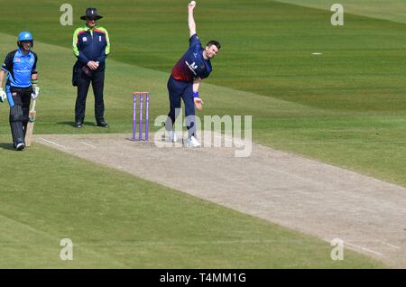 James Anderson bocce nella sconfitta da Worcestershire Rapids a Emirates Old Trafford. Foto Stock