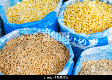 Varietà di pasta tradizionale per la vendita in Indian tradizionale mercato di Delhi Foto Stock