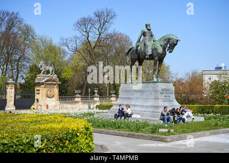 La popolazione locale e torusist seduti vicino al monumento di Leopoldo II a Bruxelles, Belgio.
