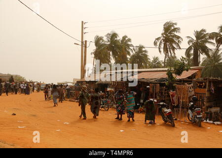 Cibo venduto su un mercato in Benin Foto Stock