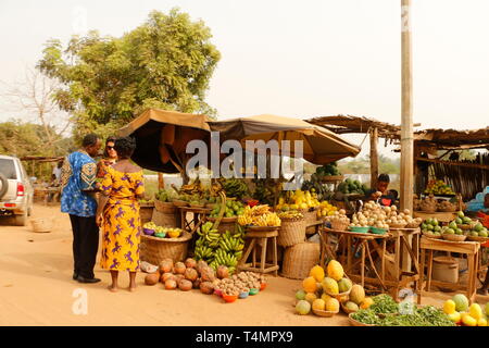 Cibo venduto su un mercato in Benin Foto Stock