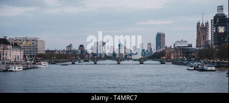 London, Regno Unito - 13 Aprile 2019: vista panoramica sullo skyline di Londra e i punti di riferimento dal Millennium Bridge. Londra è una delle città più visitate in wo Foto Stock