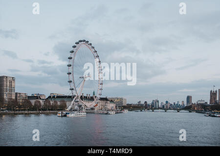 London, Regno Unito - 13 Aprile 2019: vista del London Eye, skyline della città e i punti di riferimento dal Millennium Bridge. Londra è una delle città più visitate in wo Foto Stock