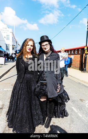 Whitby Goth Weekend 2019, Whitby Goti, Whitby Goth, goth, Goti, costume gotico, Whitby, nello Yorkshire, Regno Unito, Goth caratteri, costume di goth, Goth, Goti, Foto Stock