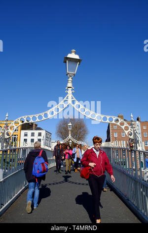 Ponte di Hapenny Foto Stock