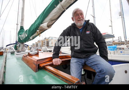 Sir Robin Knox-Johnston sul ponte della sua barca Suhaili su cui divenne la prima persona a navigare non stop in tutto il mondo 50 anni fa. Foto Stock