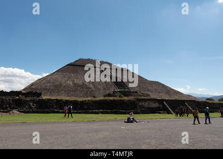 Pyramide der Sonne di Teotihuacan, UNESCO-Weltkulturerbe seit 1987 / Piramide del sole di Teotihuacan, un patrimonio mondiale UNESCO dal 1987, Messico. Foto Stock