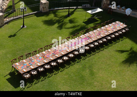 Ein gedeckter Tisch für 42 Personen. / Una tabella di cui fuori a cena per 42 persone. Foto Stock