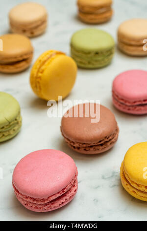 Al di sopra di vista di amaretti colorati su un Sfondo marmo Foto Stock
