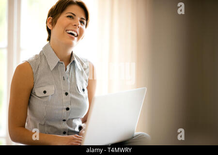 Due giovani colleghi di lavoro che stringono le mani. Foto Stock