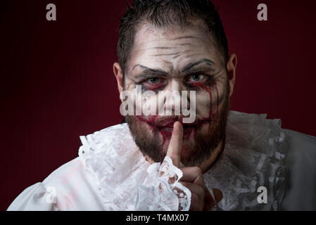 Ritratto di un Male spaventoso Clown. Studio shot con volto orribile arte Foto Stock