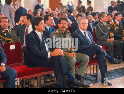 CARACAS, Venezuela - 3 febbraio 1989: Presidente del Perù Alan Garcia, a sinistra in Nicaragua il Presidente Daniel Ortega (in uniforme militare), frequentare inaugurazione del Venezuela Il Presidente Carlos Andrés Pérez. Foto Stock