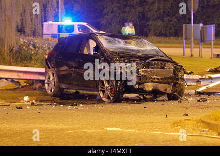 Una Ford focus st è scritto off, dopo la collisione con una barriera di protezione su una rotatoria a Garforth,Leeds. Foto Stock