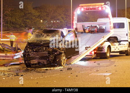 Un carrello elevatore recupero di un veicolo di un traffico stradale collisione al di fuori del Miller e Carter ristorante a Garforth,Leeds. Foto Stock