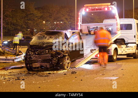 Un carrello elevatore recupero di un veicolo di un traffico stradale collisione al di fuori del Miller e Carter ristorante a Garforth,Leeds. Foto Stock