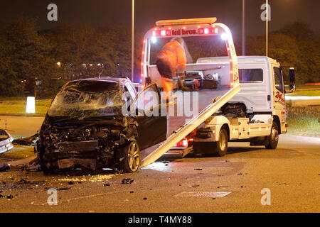 Un carrello elevatore recupero di un veicolo di un traffico stradale collisione al di fuori del Miller e Carter ristorante a Garforth,Leeds. Foto Stock