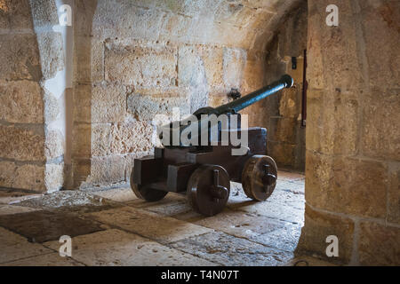 Cannone storico in una torre di difesa sottolineando di windows. Foto Stock