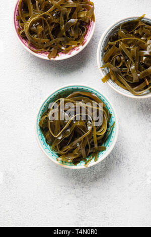 Insalata di alghe marine con semi di sesamo Foto Stock