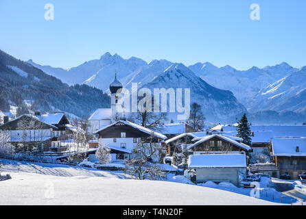Coperte di neve villaggio di Schöllang vicino a Oberstdorf in Algovia superiore Foto Stock
