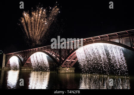 Fuochi d'artificio durante il Festival Lent a Maribor, Slovenia, uno dei più grandi in Europa feste all'aperto, 1 Luglio 2018 Foto Stock