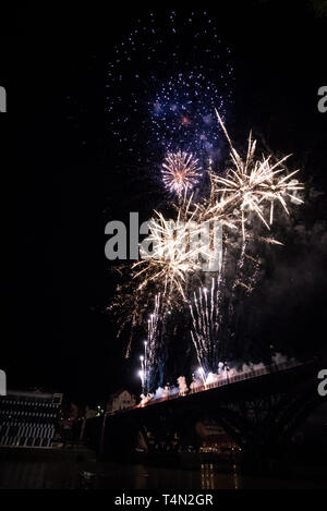 Fuochi d'artificio durante il Festival Lent a Maribor, Slovenia, uno dei più grandi in Europa feste all'aperto, 1 Luglio 2018 Foto Stock