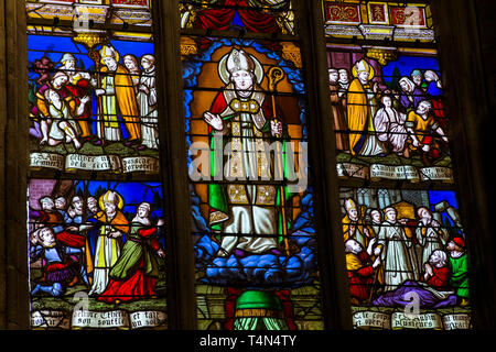 GUERANDE, Francia, 30 Ottobre 2016 : interni, vetrate e dettagli di Saint-Aubin chiesa, ottobre 30, 2016 in Guerande, Bretagna Francia Foto Stock