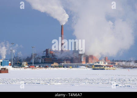 KOTKA, Finlandia - 25 febbraio 2018: Vista di 'Sunila' della pasta di legno e della carta mill nel soleggiato Febbraio pomeriggio Foto Stock