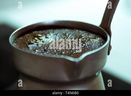 Bollire il caffè nero macro closeup Foto Stock