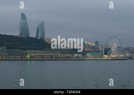 Vista della città terrapieno in gennaio al crepuscolo. Baku in Azerbaijan Foto Stock