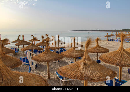 Vista estiva della spiaggia di Cala Millor, Mallorca, Spagna Foto Stock