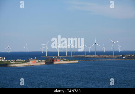Wind turbines farm in terra e acqua creazione di fonti alternative di energia sostenibile. Landscabe con il blu del cielo e spazio di copia Foto Stock