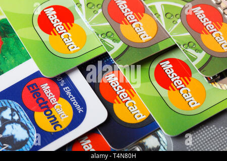 KIEV, UCRAINA - 11 Marzo: la pila di carte di credito, MasterCard, carte di credito, di debito e elettronico, a Kiev, in Ucraina, il 11 marzo 2014. Messa a fuoco selettiva. Foto Stock